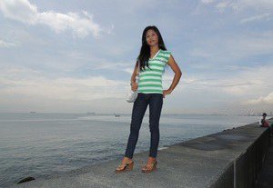 Азиатка в джинсах Фото