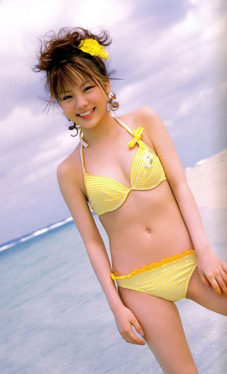 Heavenly gravure idol babe melts the heart in her yellow bikini
