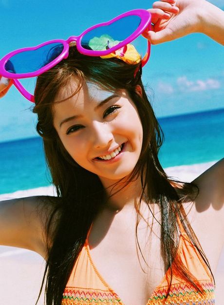 Gravure idol is incredibly beautiful in her bright orange bikini