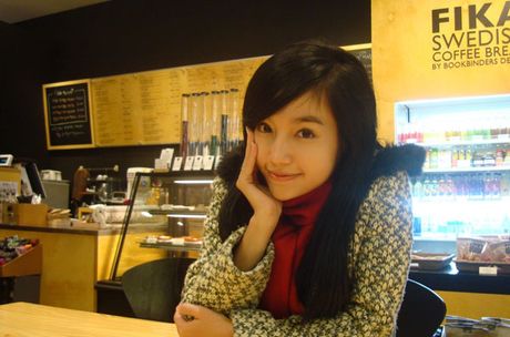 Elly looking super hot in red tank top and cap