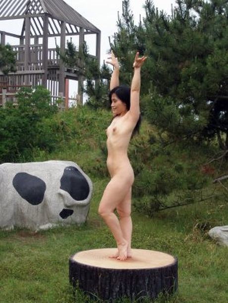 Japanese amateur woman gives a blowjob and gets her pussy licked outdoors