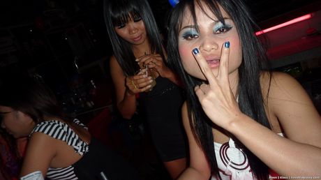 Risky bareback sex with shaved Thai bargirl