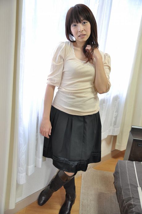 Horny mature Jap Mami Kobori getting her aged pussy fucked to reach climax.