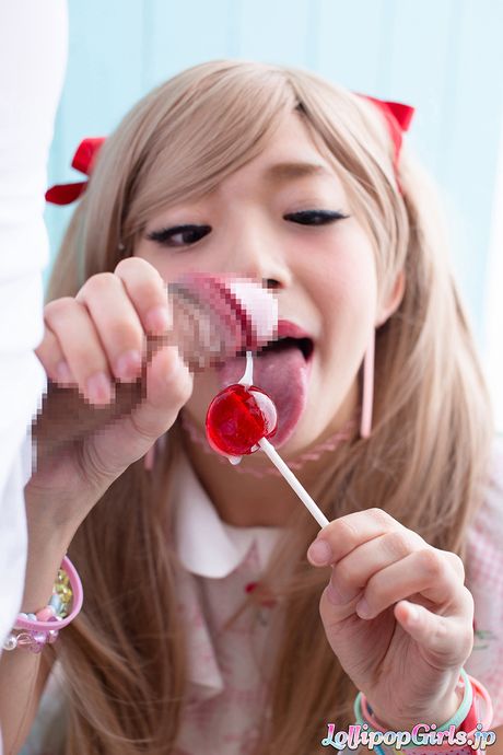 Asian teen Rika Mari gives a blowjob and gets her pussy licked out