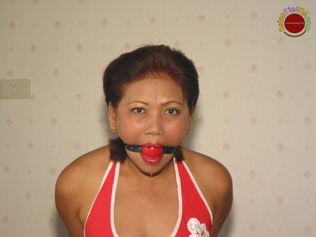 Asian cougar amateur strips and shows her hot body in a solo