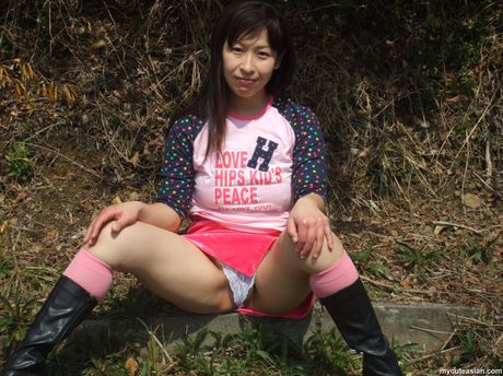 Amateur Asian girl with tiny tits strips and reveals her curves on the beach