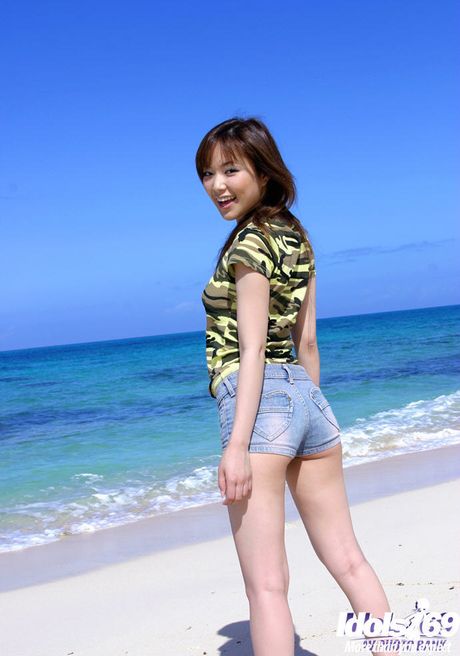 Alluring japanese babe Yua Aida exhibits big titties and ass at beach