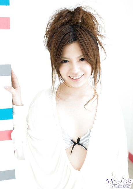 Svelte japanese teen Riri Kuribayashi showing her butt