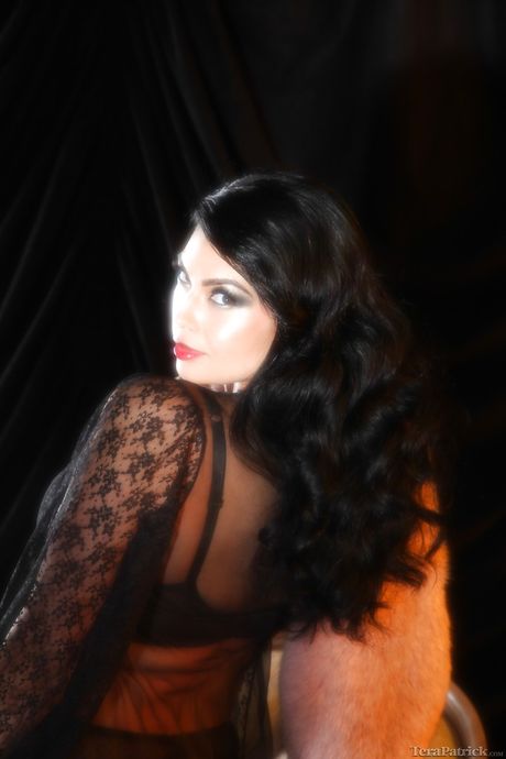 Attractive oriental brunette milf Tera Patrick in sexy hot lingerie